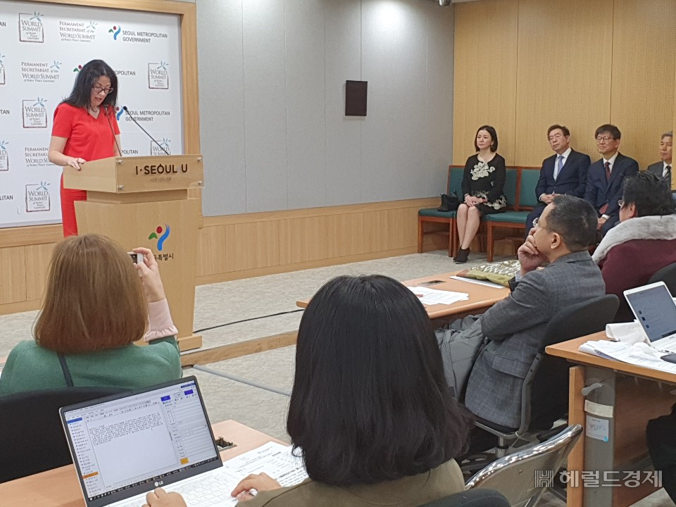 5일 오전 10시 30분 예나카트리나 자글라디아 노벨평화상 수상자 월드서밋 사무총장이 서울시청에서 제 18차 노벨평화상 월드서빗 개최도시로 서울을 공식 발표에 앞서 월드서밋에 대해 설명하고 있다. 이진용 기자/jshan@heraldcorp.com