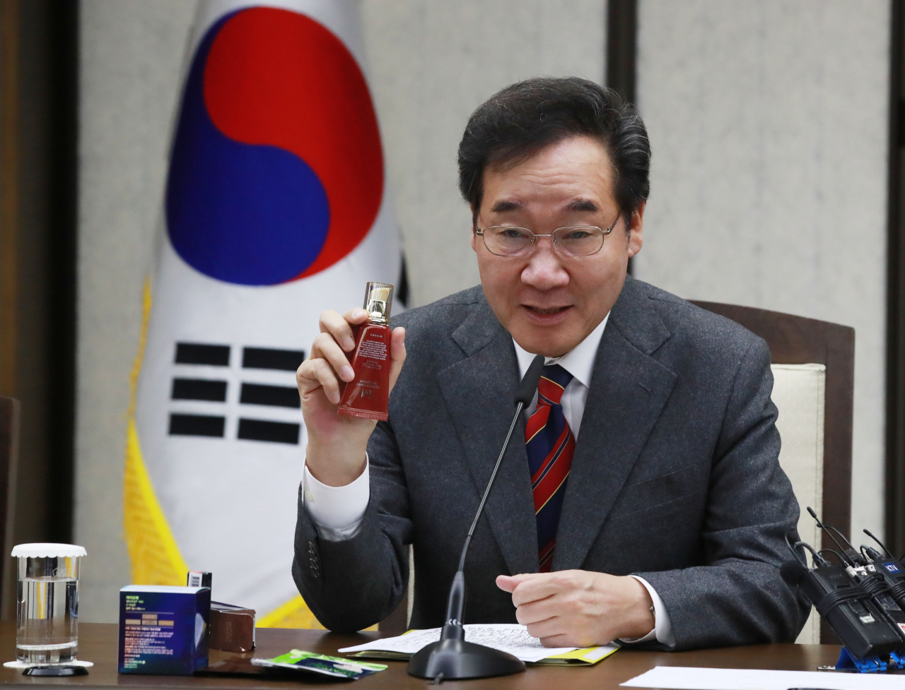 이낙연 국무총리가 5일 오전 정부세종청사에서 열린 국정현안점검조정회의에 앞서 K뷰티 산업 육성 안건과 관련해 회의장에 놓인 화장품을 들어보이고 있다. ［연합］