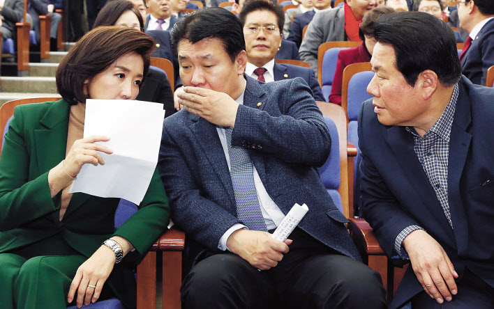 나경원 자유한국당 원내대표(왼쪽부터)와 정용기 정책위의장, 정양석 원내수석부대표가 4일 서울 여의도 국회에서 열린 의원총회에서 대화하고 있다. [연합]