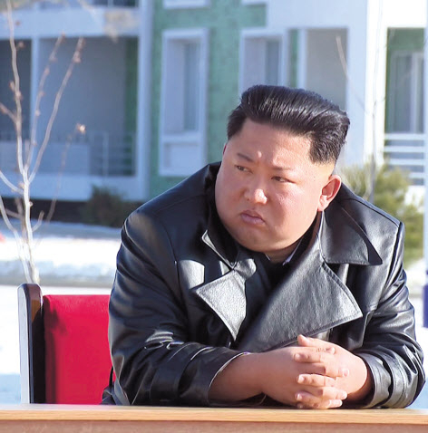 나토에서 발언하는 도널드 트럼프 미국 대통령(위쪽)과 중평온실농장·양묘장 조업식에 참석한 김정은 북한 국무위원장. [연합]