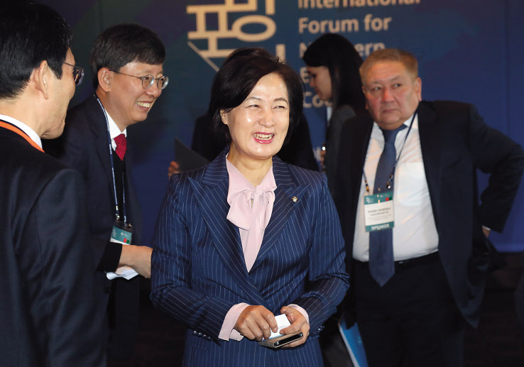 추미애 법무부장관 내정자가 5일 서울 중구 신라호텔에서 열린 제1회 북방포럼에서 참석자들과 인사하며 웃고 있다. [연합]