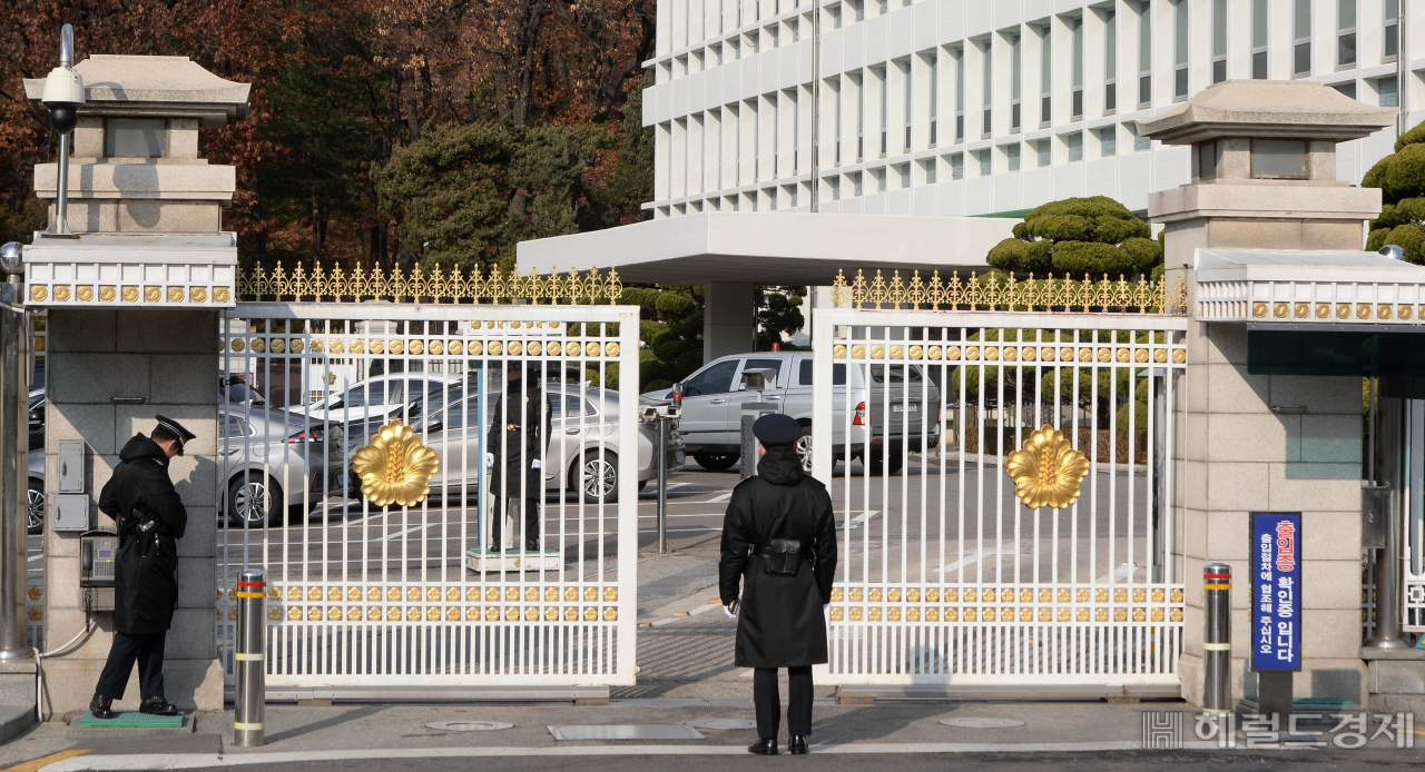 [헤럴드경제=박해묵 기자] 유재수 전 부산시 경제부시장의 비위 의혹과 청와대의 감찰 무마 의혹을 수사하고 있는 검찰이 청와대에 대해 압수수색 영장을 발부받아 수사관 등을 보낸 것으로 알려진 가운데 청와대 연풍문으로 차량들이 출입하고 있다.