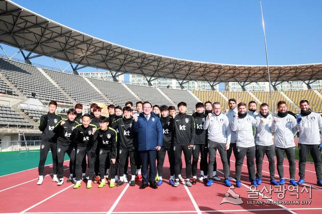 지난해 12월 송철호 울산시장이 2019 아시안컵 본선에 대비해 울산종합운동장을 찾은 남자 축구 국가대표팀 파울루 벤투 감독과 선수들을 만나 기념촬영을 하고 있다. [사진=울산시 제공]