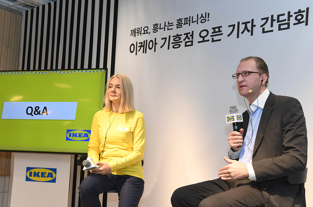 5일 이케아 기흥점에서 진행된 기자간담회에서 안예 하임 기흥점장(왼쪽)과 프레드릭 요한손 이케아 코리아 대표가 기자들의 질문에 답하고 있다.
