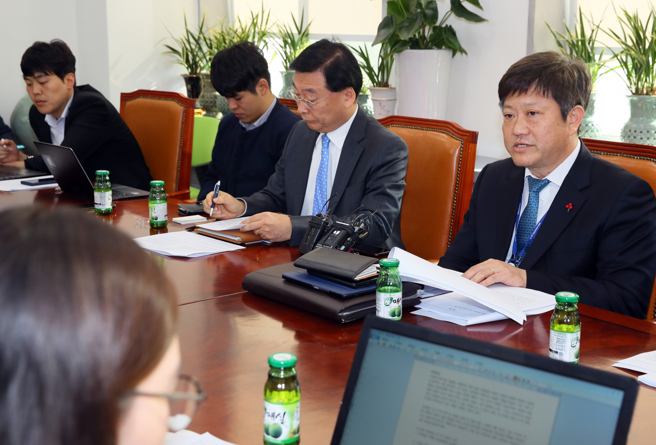 최광필 국회의장 정책수석비서관(오른쪽) 등이 5일 국회에서 '강제징용 동원 해법 관련 문희상 국회의장 구상'에 관해 설명하고 있다. 연합뉴스