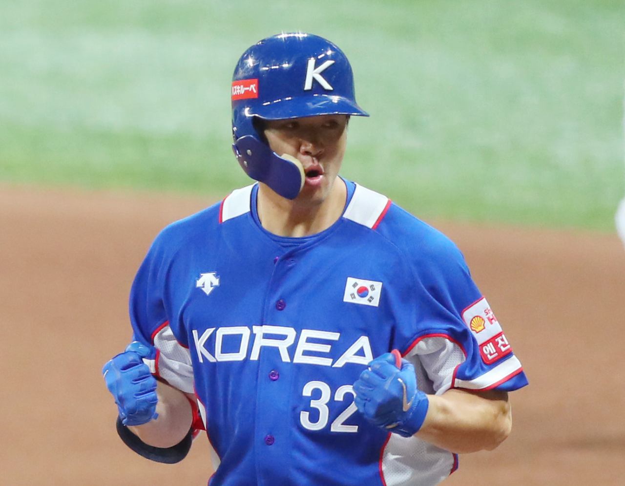지난달 7일 오후 서울 고척스카이돔에서 열린 2019 세계야구소프트볼연맹(WBSC) 프리미어12 예선라운드 C조 한국과 캐나다의 경기. 6회초 2사 만루에서 한국 김재환이 2타점 안타를 친 뒤 주먹을 쥐고 있다. [연합]