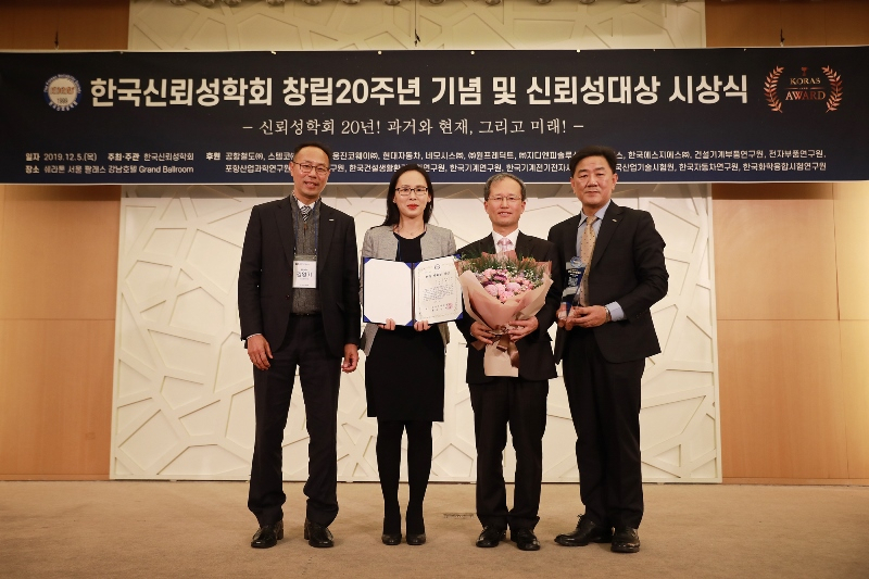 김한영 공항철도 사장〈사진 오른쪽 두 번째〉이 신뢰성대상을 수상하고 김영기 기술전기처장, 송미옥 과장, 백진욱 전략홍보실장과 기념촬영을 하고 있다.