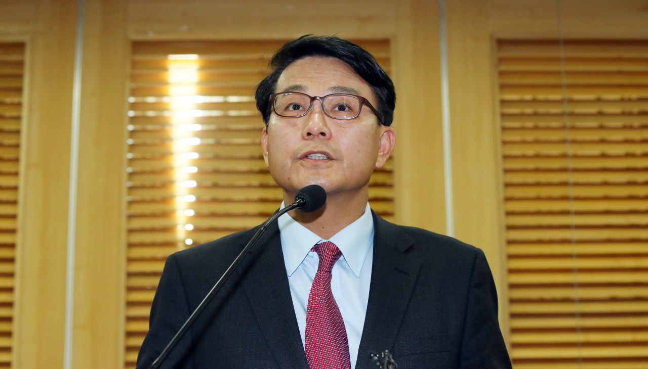 자유한국당 윤상현 의원이 5일 국회 의원회관에서 원내대표 출마를 선언하고 있다. [연합]