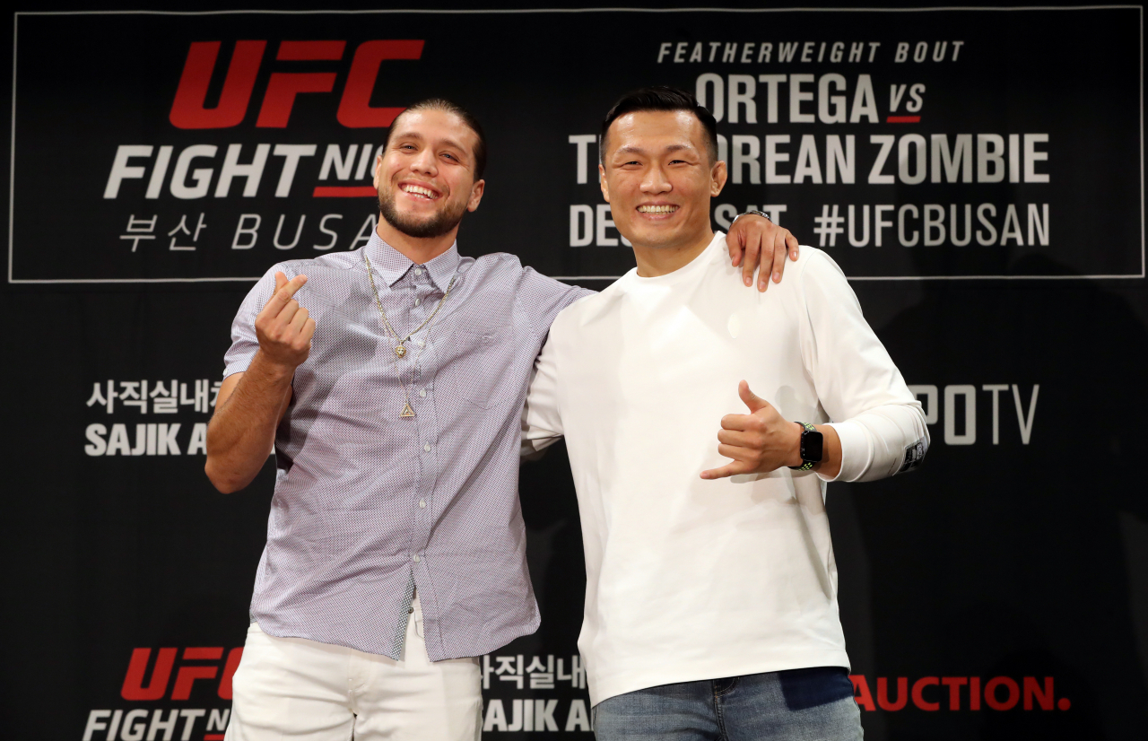 10월 17일 서울 시내 한 호텔에서 ‘UFC 파이트 나이트 부산’ 메인이벤트 페더급 매치를 앞두고 열린 정찬성과 브라이언 오르테가의 공식 기자회견에서 두 선수가 포즈를 취하고 있다. [연합]