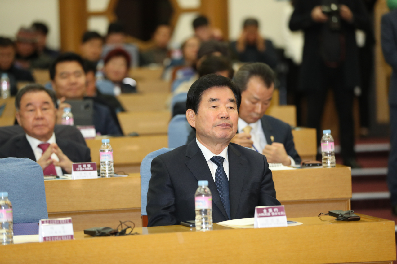 더불어민주당 김진표 의원이 4일 서울 여의도 국회 의원회관에서 열린 제5회 한중 공공 외교 포럼에 참석하고 있다. 연합뉴스