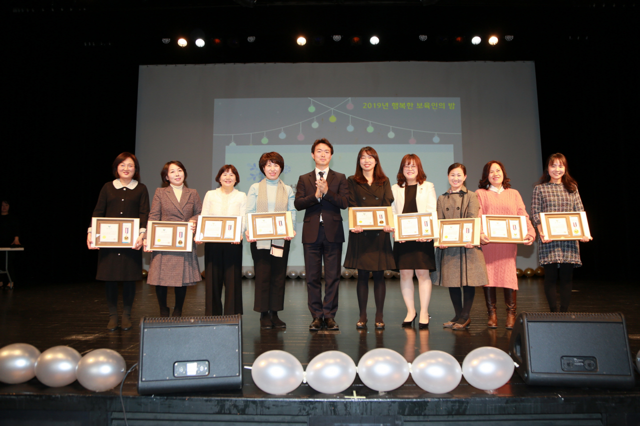 행복한 보육인의 밤 행사에서 김종천 과천시장(왼쪽부터 다섯번째)과 모범 보육교직원 상을 수상한 수상자들이 기념촬영을 하고 있다. [과천시 제공]