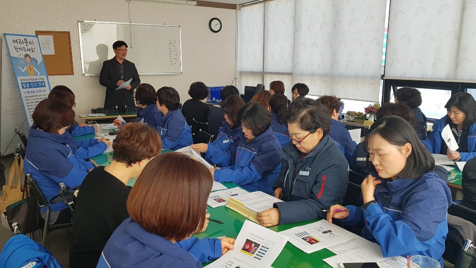 용인시는 가스·전기 검침원에게 위기가구 발굴 매뉴얼 교육을 실시했다. [용인시 제공]