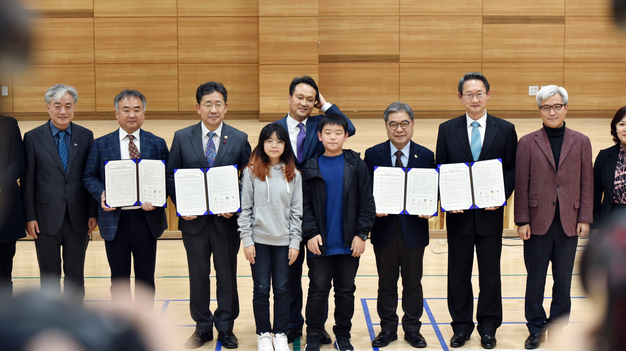 수영교육 활성화위한 학교복합시설 건립지원 협약식.[경기도교육청 제공]