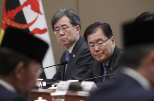 Chung Eui-yong (right), director of Cheong Wa Dae's national security office. (Yonhap)