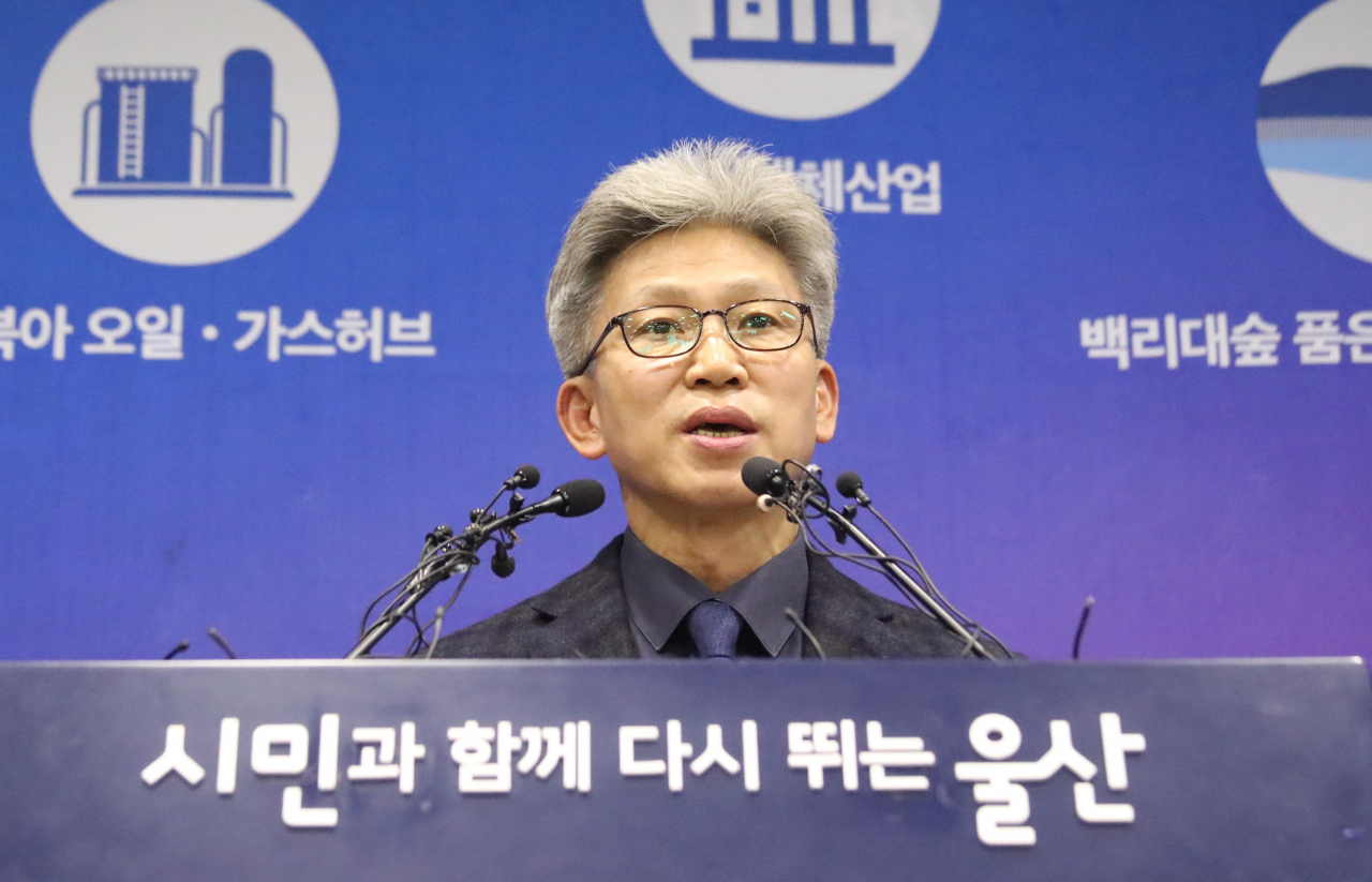 송병기 울산시 경제부시장이 5일 울산시청 프레스센터에서 김기현 전 울산시장 측근 비리 제보와 관련한 입장을 밝히고 있다. 송 부시장은 청와대에 최초로 김 전 시장 측근 비리 의혹을 제보한 인물로 알려졌다. [연합]
