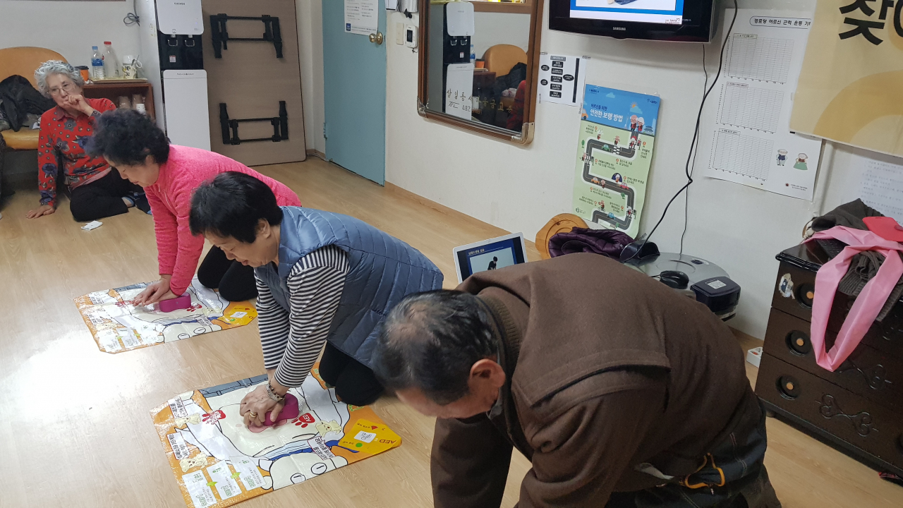 지난달 28일 상일동 어르신사랑방에서 어르신들이 심폐소생술 및 기도폐쇄 응급처치 실습을 하고 있다. [강동구 제공]
