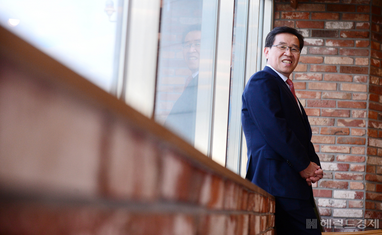 영국대사관의 덕수궁 돌담길 반환, 결합개발 정비사업 등이 그가 공무원 재직 때 혁신사례들이다. 이상섭 기자/babtong@heraldcorp.com