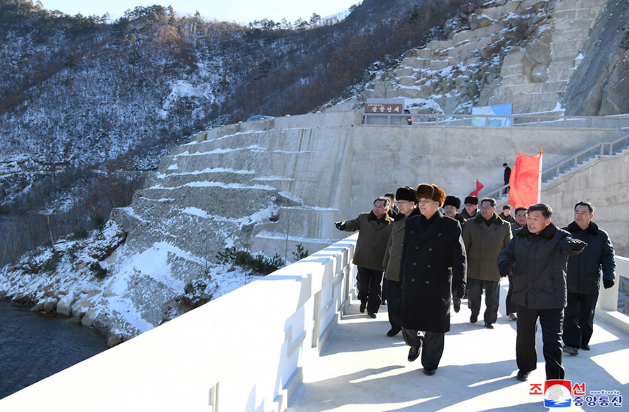 조선중앙통신은 지난 4일 어랑천발전소 팔향댐이 지난 4일 준공됐다고 5일 보도했다. 사진은 준공식 후 박봉주 국무위원회 부위원장 등 간부들이 완공된 팔향댐을 돌아보는 모습. [연합]