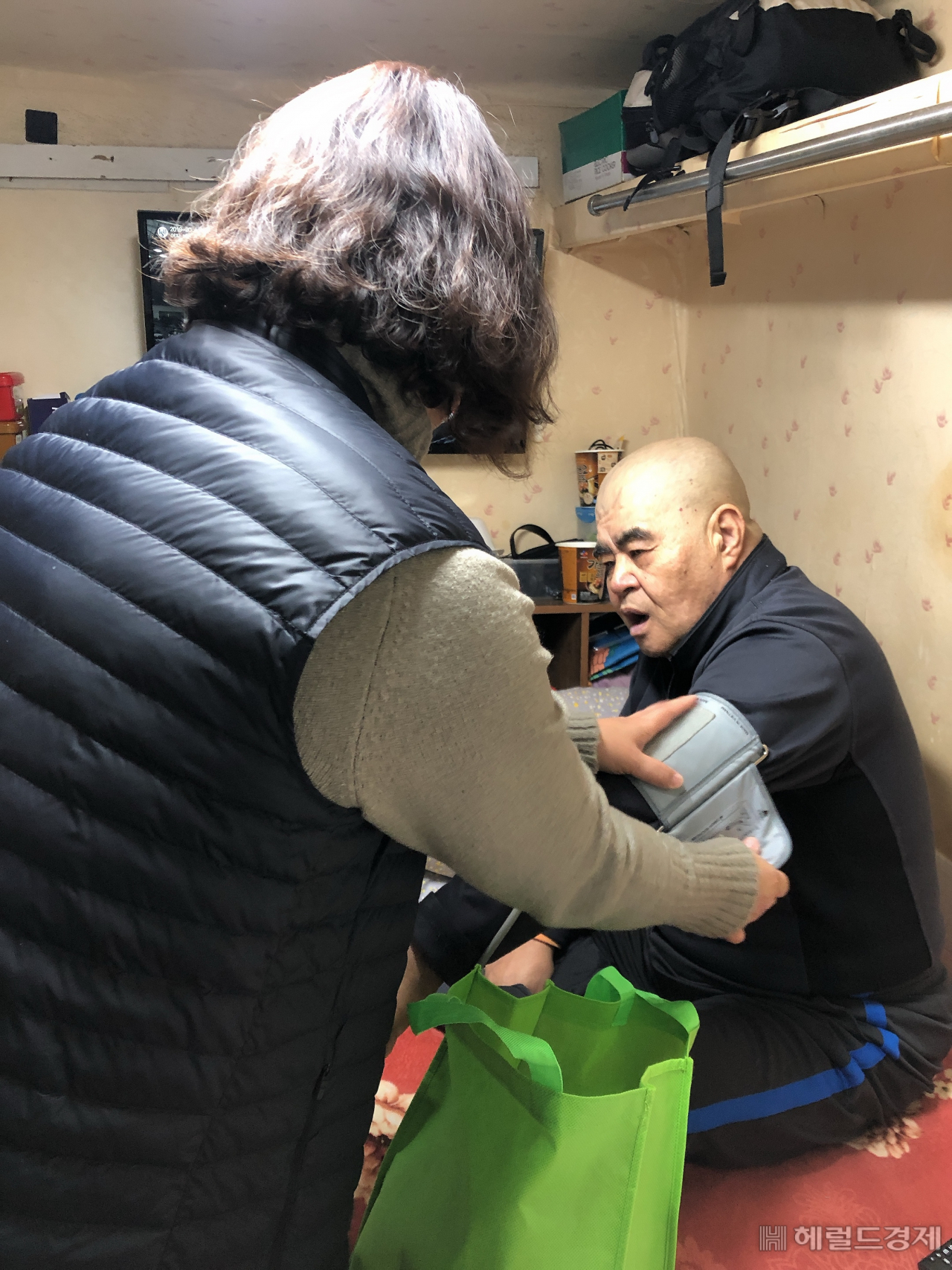 용산구 청파공원에서 서울시 공무원이 노숙인에게 시설 입소 등을 안내하고 있다. [서울시 제공] 서울시 간호사가 쪽방촌 주민 건강을 챙기고 있다. [서울시 제공]