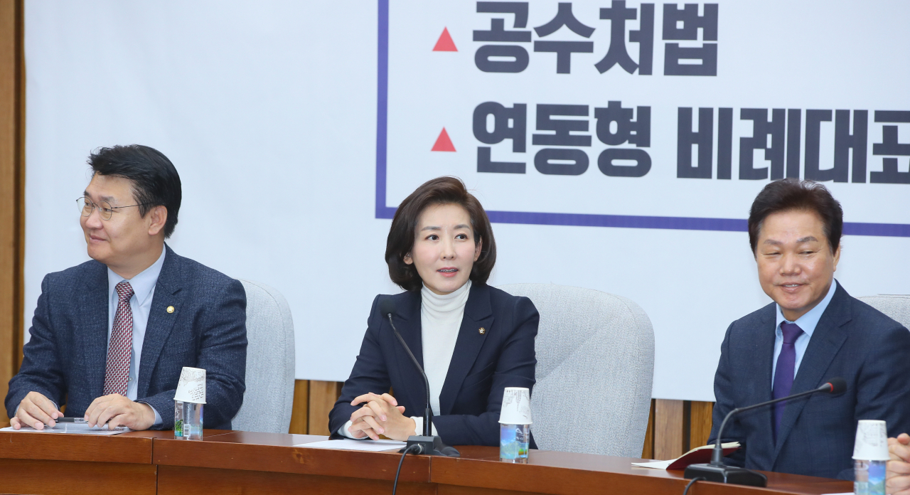 임기 종료를 앞둔 자유한국당 나경원 원내대표(가운데)가 6일 국회에서 열린 마지막 원내대책회의에서 인사말하고 있다. [연합]