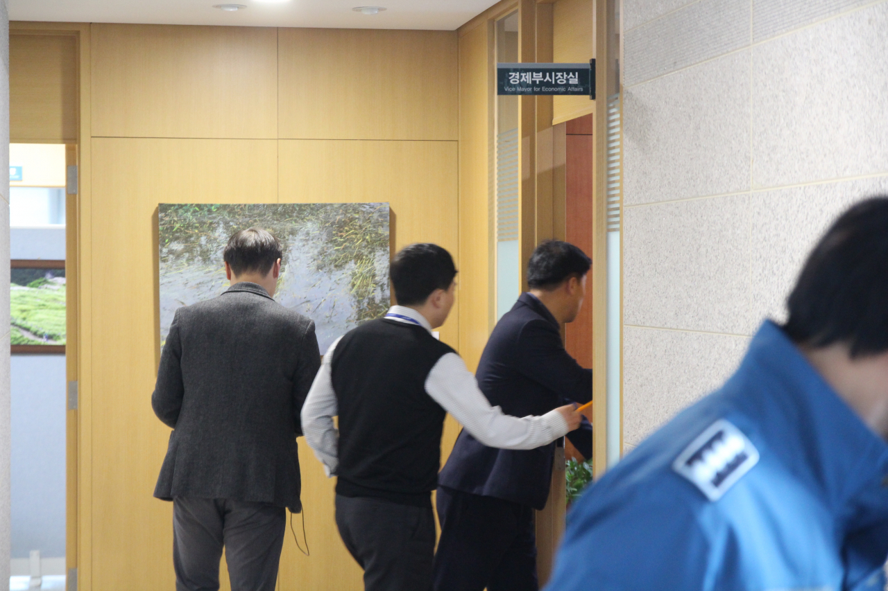 6일 서울중앙지검 수사관들이 송병기 울산시 경제부시장실을 압수수색하고 있다. 압수수색 중인 부시장실을 청경들과 공무원들이 오가고 있다. 연합뉴스