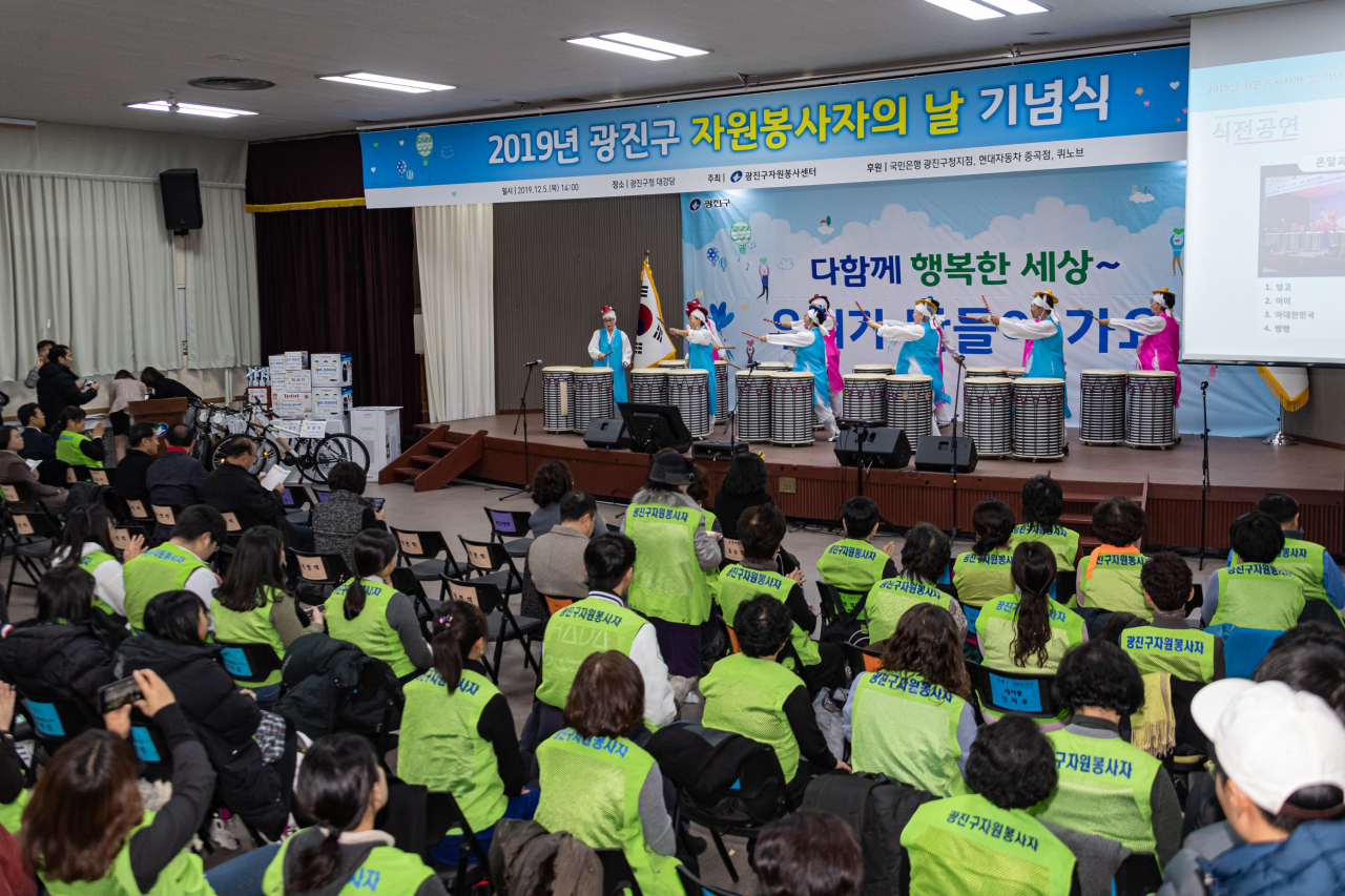 지난 5일 구청 대강당에서 열린 ‘자원봉사자의 날’ 기념식에서 축하공연을 하고 있는 ‘온달과 평강’. [광진구 제공]