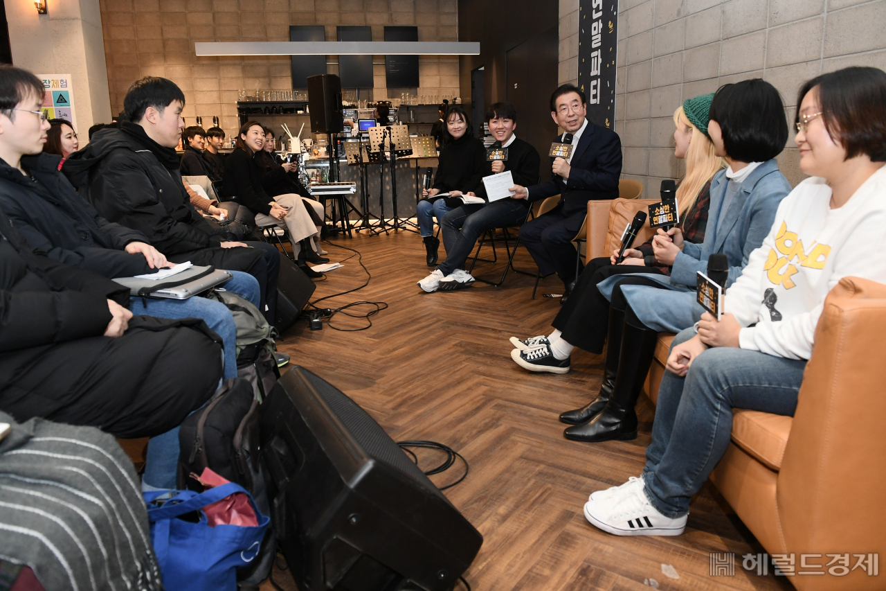 박원순 서울시장이 지난 5일 오후 5시 마포구 디벙크에서 올해 청년수당을 받은 참여자 200여 명과 올 한해를 돌아보는 ‘2019 청년수당 매듭파티 소심한 연말파티’에서 청년들의 질문에 답변을 하고 있다. 박 시장은 이날 치매 걸린 아버지를 돌봐야하는 어려움 속에서 청년수당을 통해 작가의 꿈을 이룬 한 청년의 사례를 소개하며 “청년수당이 단순히 돈이 아닌 청년들의 시간과 기회를 보장해주는 정책”이라고 강조했다. [서울시]