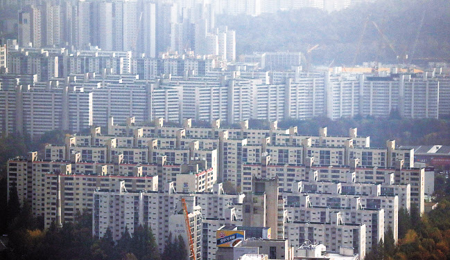 문재인 대통령이 신년사에서 ‘부동산 투기와의 전쟁’을 선포했다. 그러나 서울 집값 상승기인 2018년 정부가 투기세력으로 언급한 다주택자의 주택 매입 비중은 오히려 감소한 것으로 나타났다. [연합뉴스]