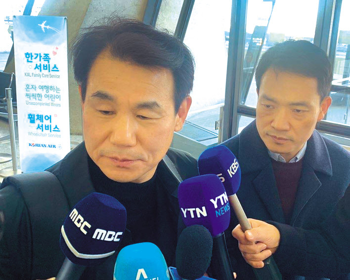 정은보 방위비분담협상 대사(왼쪽)가 5일(현지시간) 미 워싱턴DC 인근 덜레스 국제공항에서 특파원들과 문답을 하고 있다. 정 대사는 지난 3~4일 미국 측과 한미 방위비분담특별협정(SMA) 4차 회의를 진행한 뒤 이날 귀국길에 올랐다. [연합]