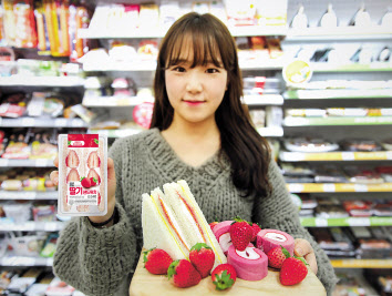 GS25가 선보이는 딸기 샌드위치. [GS25 제공]