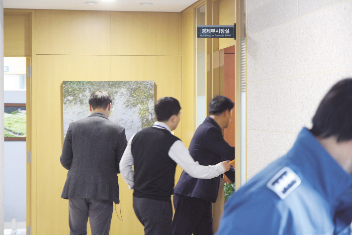 6일 서울중앙지검 수사관들이 김기현 전 울산시장 측근 비리 첩보의 최초 제보자로 지목된 송병기 울산시 경제부시장실 압수수색에 들어간 가운데 청경들과 공무원들이 부시장실 앞을 오가고 있다. 검찰은 구체적인 첩보 전달 경위 등을 파악하기 위해 송 시장 집무실과 자택에서 컴퓨터와 서류 등을 확보 중인 것으로 알려졌다. [연합]