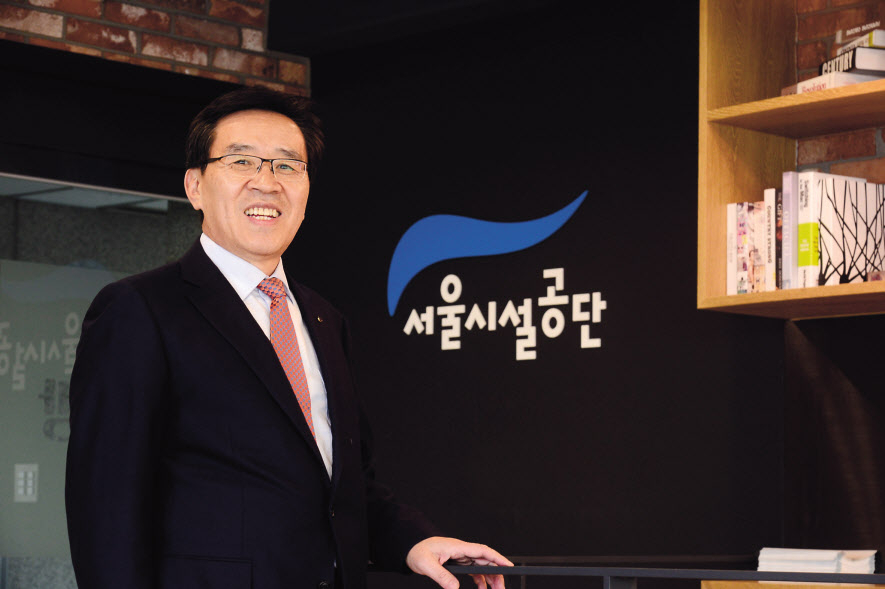 조성일 서울시설공단 이사장은 취임 5개월 간 조직을 살펴본 결과 공단 미래를 책임질 젊은 층에서 놀라울 정도로 뛰어난 역량과 열의를 직접 확인할 수 있었다고 했다. 조 이사장은 시민 안전 문제를 선제적으로 발굴, 대응하는 기본에 충실하고 나아가 개발 기술의 해외 진출까지 추진하는 큰 그림을 그리고 있다. 이상섭 기자/babtong@heraldcorp.com