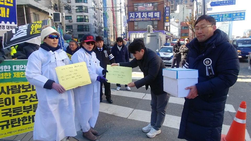 교하 GTX-A 열병합관통노선 반대 비상대책위원회가 5일 서울 영등포구 자유한국당사 앞에서 집회를 진행하고 있다.