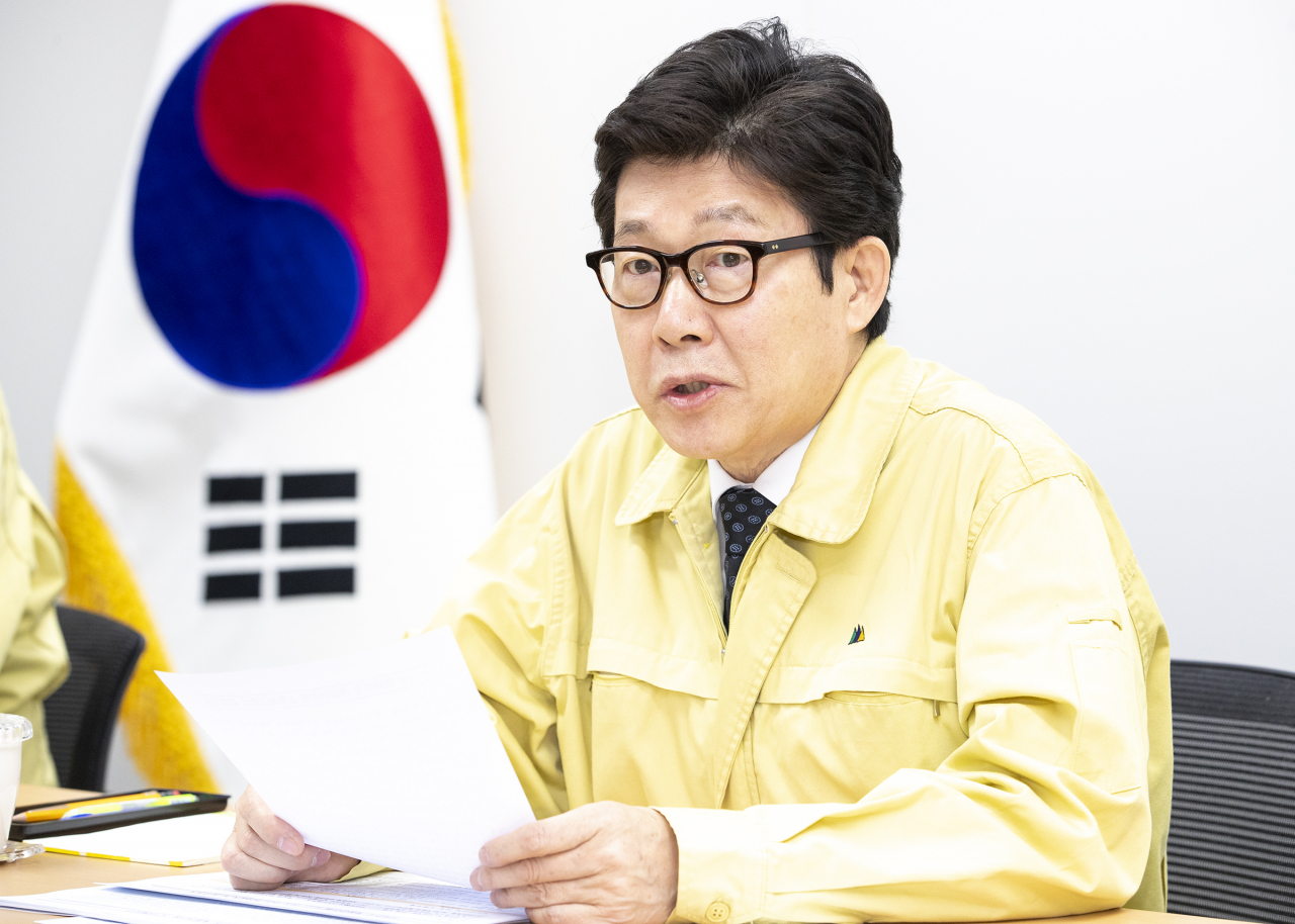 조명래 환경부 장관이 제25차 기후변화당사국 총회 참석을 위한 국외 출장을 앞두고 6일 오전 서울 환경부 종합상황실에서 ‘미세먼지 계절관리제’ 시행 첫 주의 이행 상황을 점검하면서, 정부의 미세먼지 대응이 국민이 체감하는 수준이 될 때까지 지속적으로 노력할 것을 당부했다. 미세먼지 계절관리제는 내년 3월까지 시행된다. [환경부 제공]