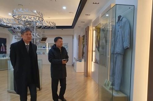 5일 오후 광주 서구 김대중컨벤션센터 1층에 마련된 김대중 전 대통령 기념 전시실에서 노태우 전 대통령의 장남 재헌씨가 김 전 대통령의 유품을 살펴보고 있다. 재헌씨는 이날 오월어머니집을 찾아 부친을 대신해 사죄의 뜻을 밝히기도 했다. [연합·독자 제공]