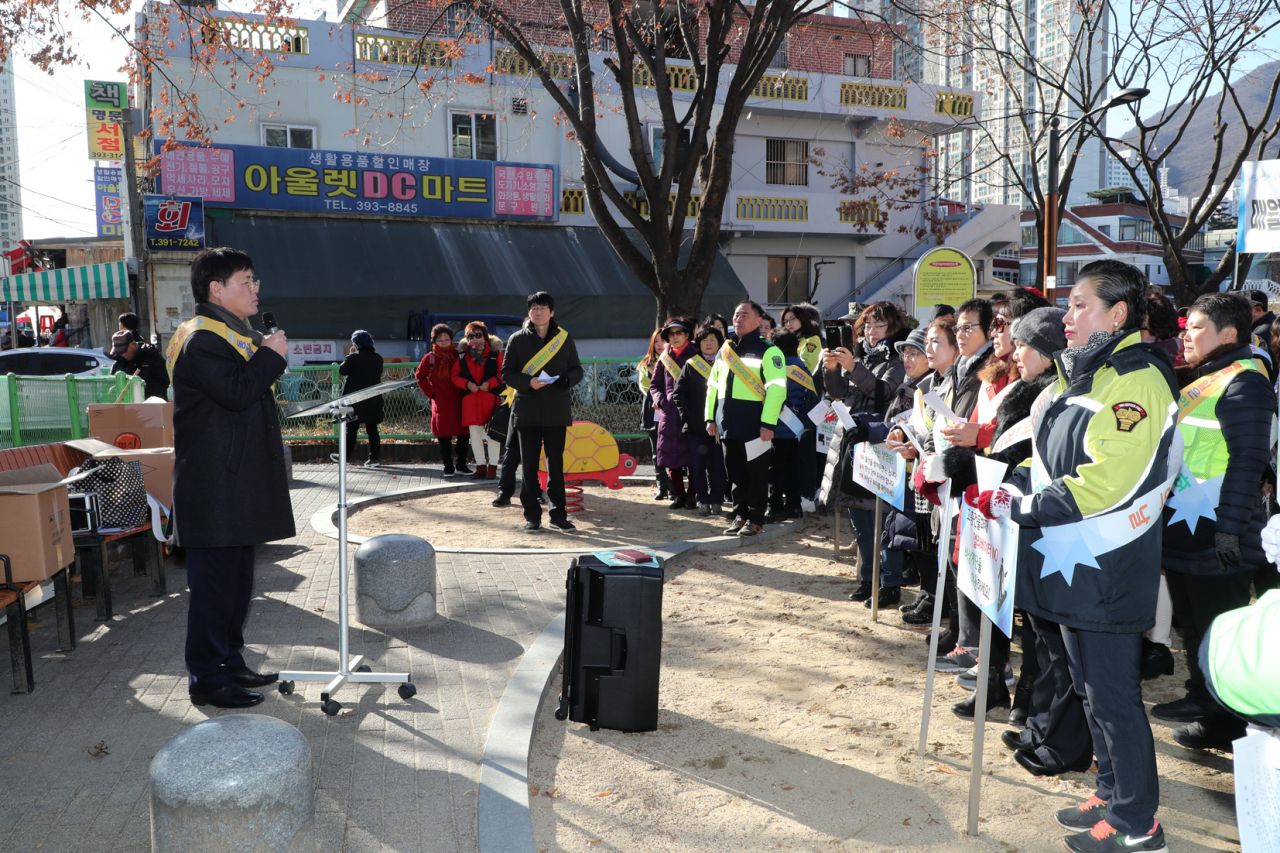 군포시(사진 왼쪽 한대희시장)는 안전점검의 날 캠페인을 개최했다. [군포시 제공]