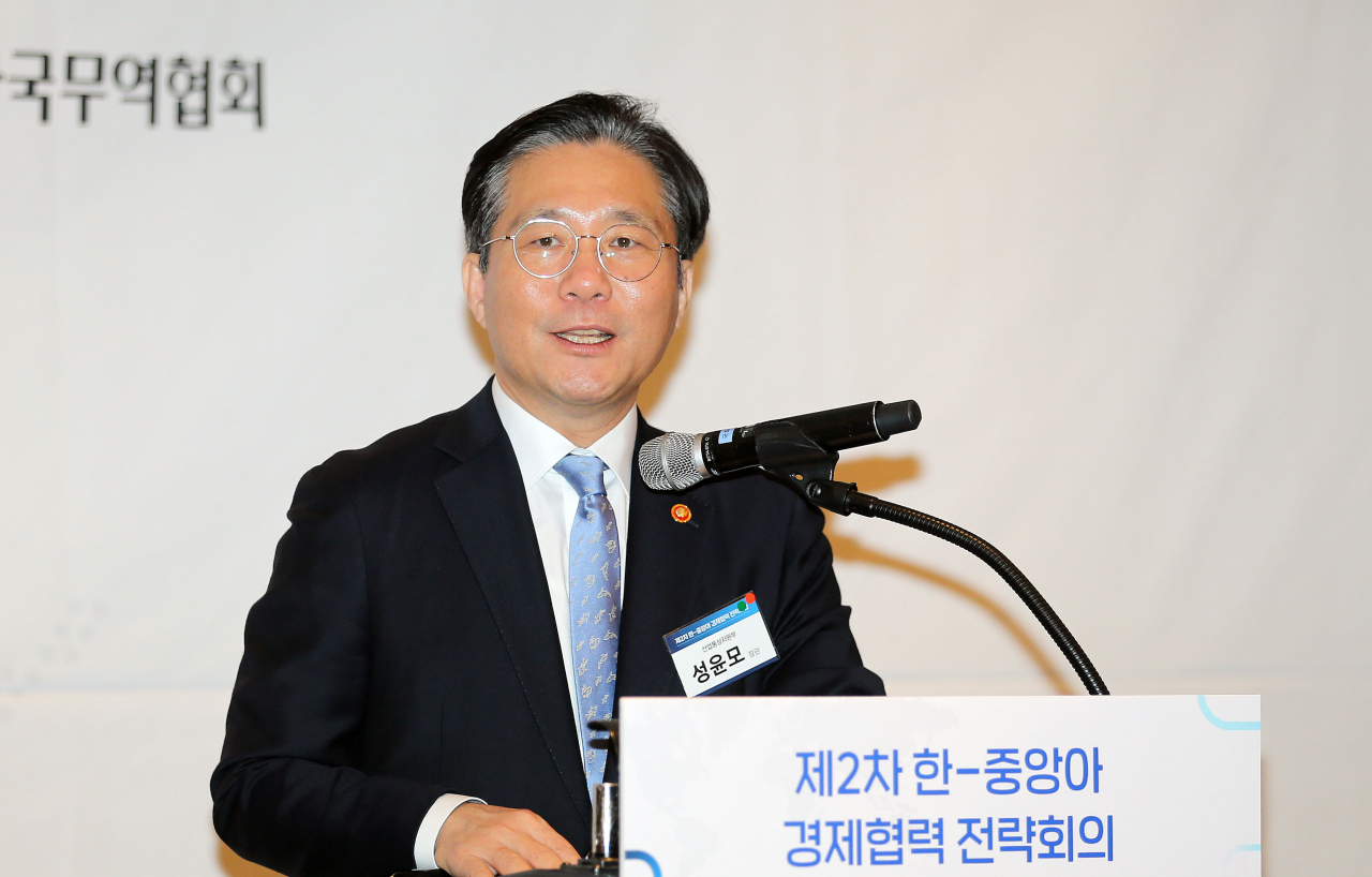 성윤모 산업통상자원부 장관이 6일 서울 삼성동 그랜드인터콘티넨탈 호텔에서 열린 제2차 한-중앙아 경제협력 전략회의에서 축사를 하고 있다.[산업통상자원부 제공]