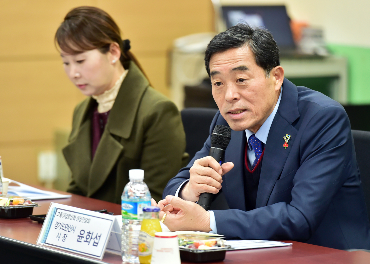 윤화섭 안산시장은 ‘고졸취업 활성화를 위한 현장 간담회’에 참석해 발언하고 있다. [안산시 제공]