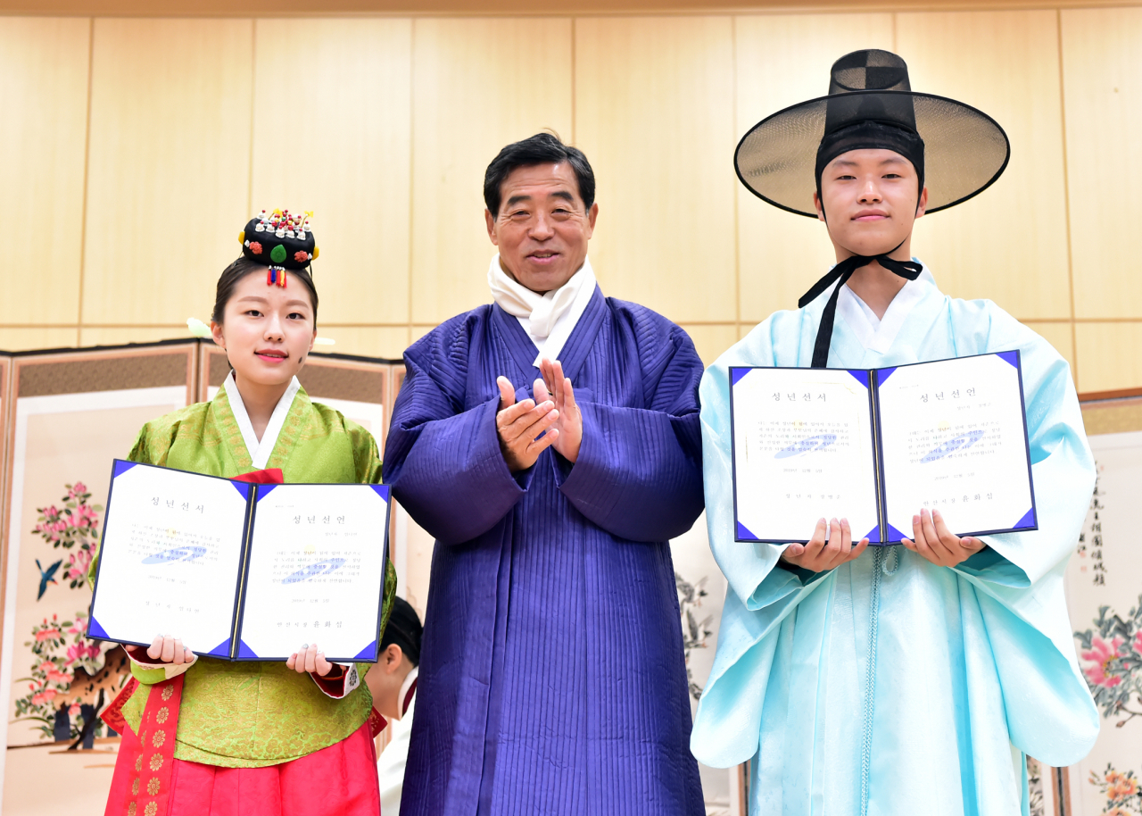 윤화섭 안산시장은 초지고에서 열린 ‘찾아가는 전통성년례’에 참석했다. [안산시 제공]