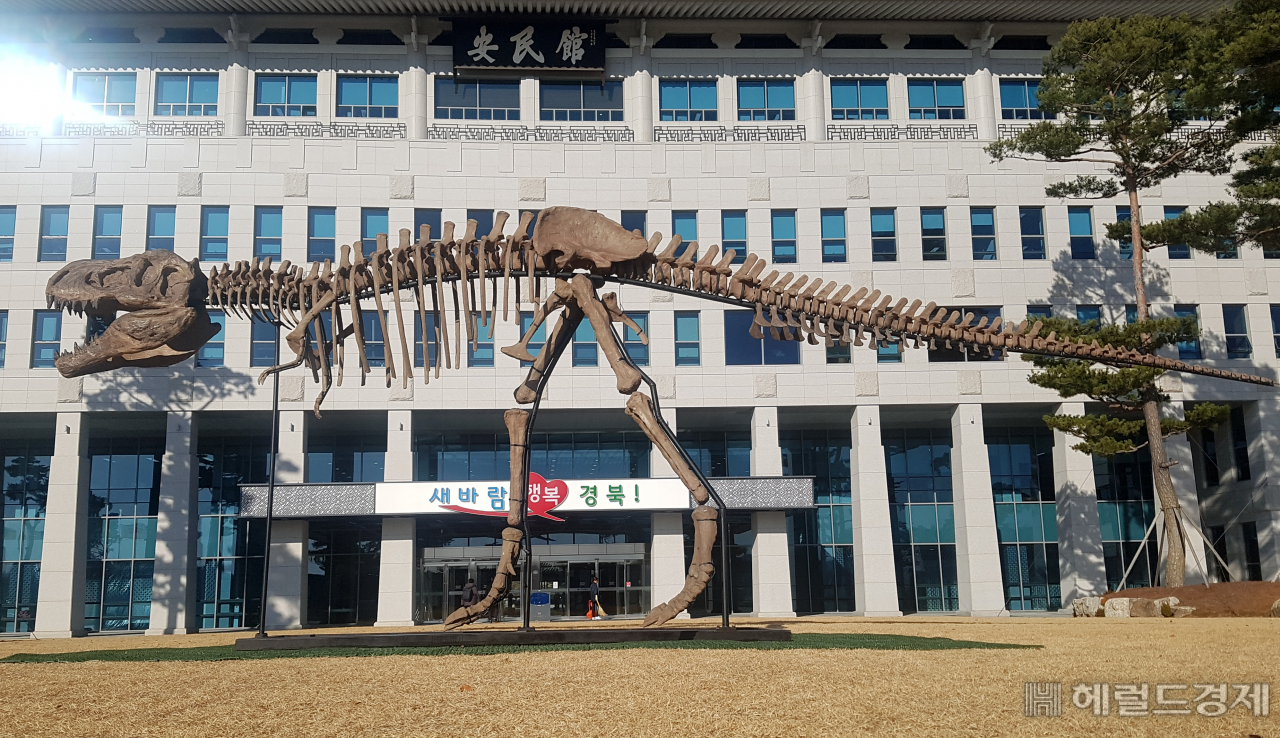 지난 4일 경북도청 앞마당에 설치된 공룡 조형물 모습.[경북도 제공]