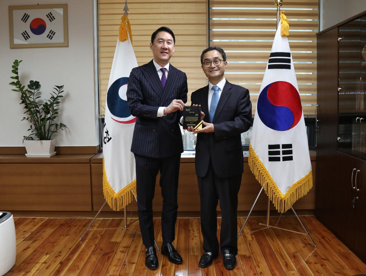 박원주 특허청장(오른쪽)과 이진형 (주)빅히트 엔터테인먼트 최고운영자(왼쪽)가 감사패 수여식을 마치고 기념촬영을 하고 있다.