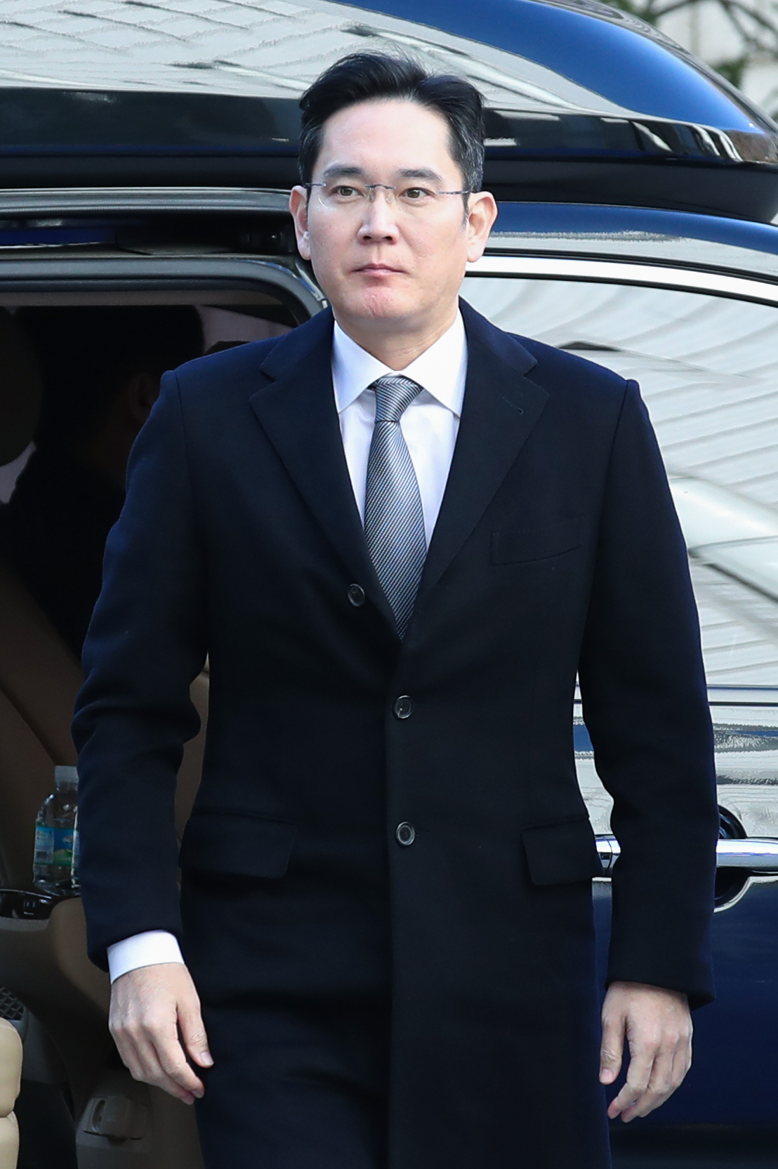 이재용 삼성전자 부회장이 6일 오후 서울 서초구 서울고등법원에서 열린 국정농단 사건 파기환송심 속행 공판에 출석하기 위해 차에서 내리고 있다. 연합뉴스