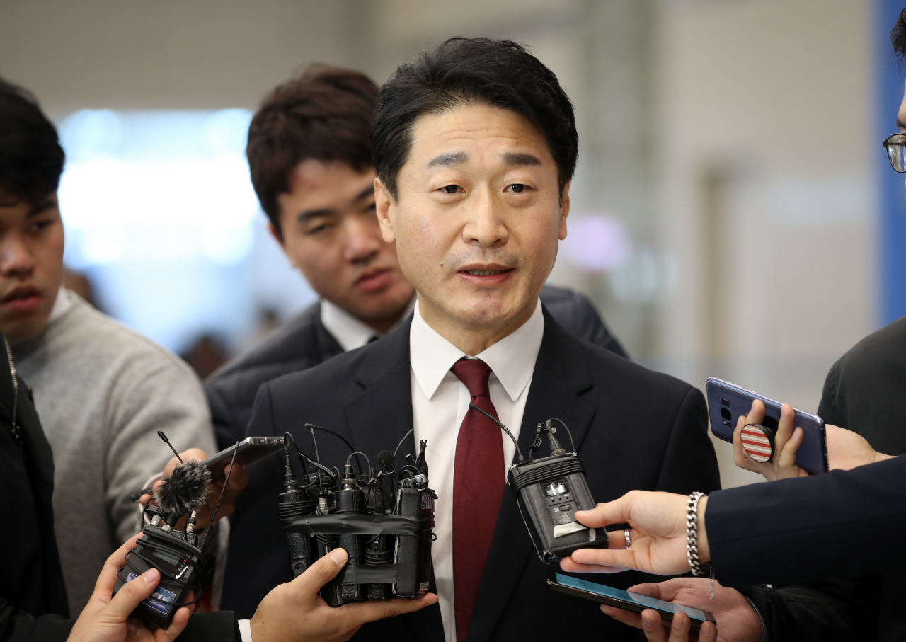 한일 수출 관리 정책 대화 국장급 준비회의에 참석했던 이호현 산업부 무역정책국장이 6일 오후 인천국제공항을 통해 귀국, 취재진 질문에 답하고 있다. ［연합］