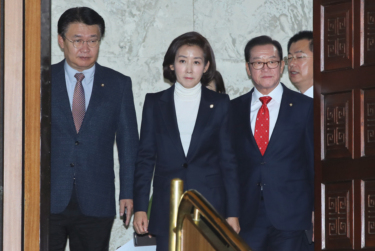 나경원 자유한국당 원내대표(가운데)가 6일 국회 원내대책회의에 입장하고 있다. [연합뉴스]