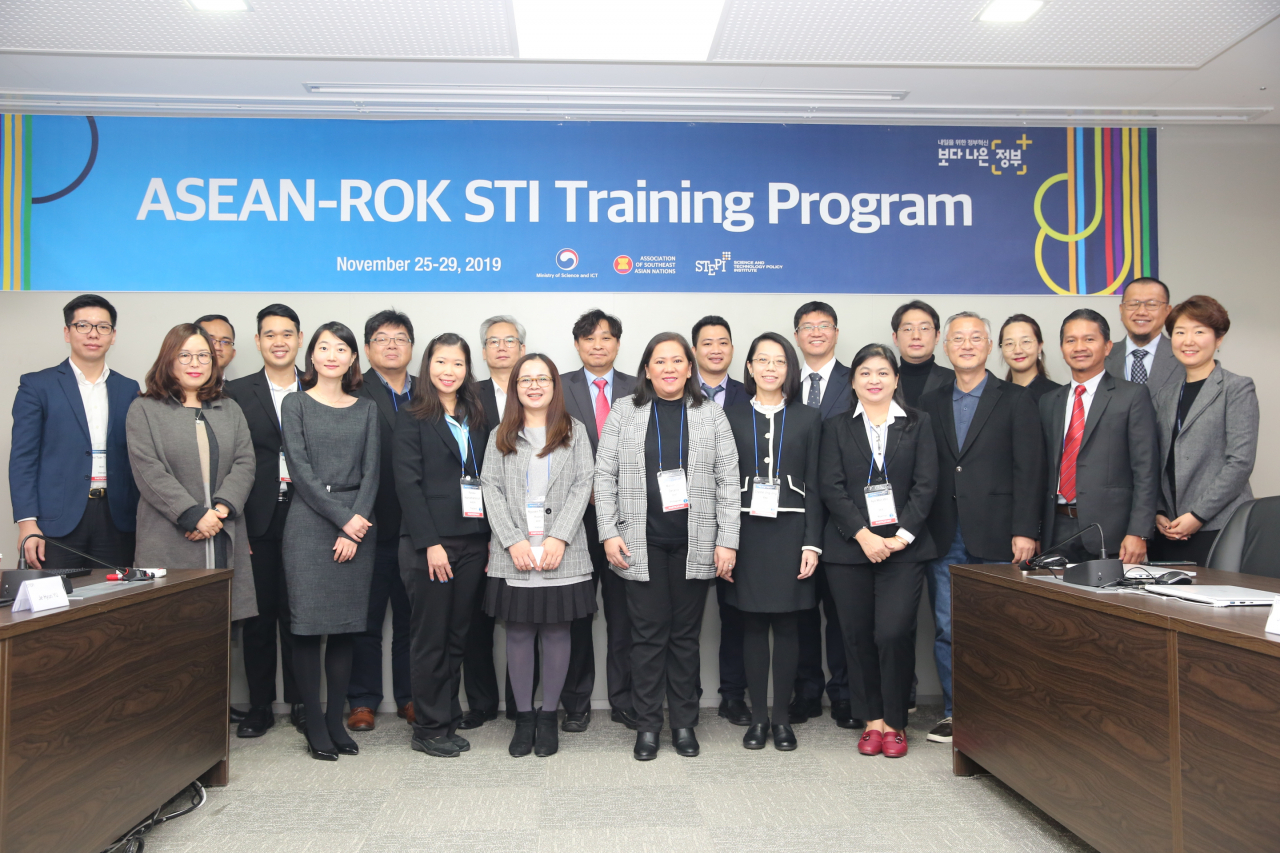 과학기술정책연구원(STEPI)이 진행한 ‘한-아세안 과학기술혁신 교육훈련 프로그램’ 참가자들이 기념촬영을 하고 있다. [STEPI 제공]