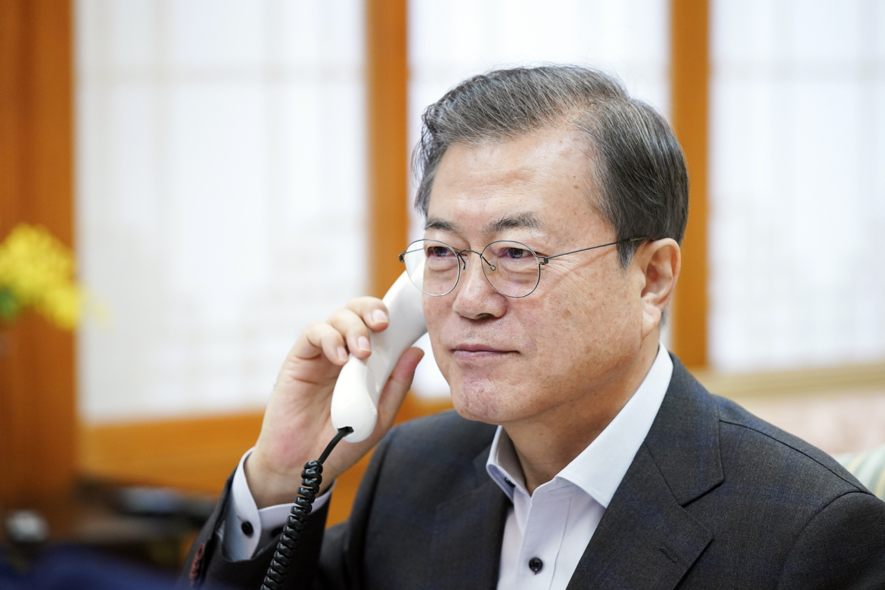 South Korean President Moon Jae-in speaks to US President Donald Trump on a phone at Cheong Wa Dae, Seoul, on Saturday. (Yonhap)