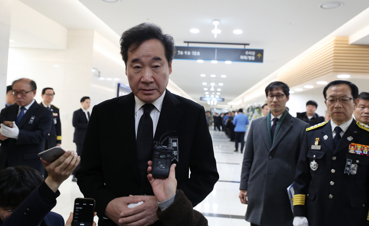 이낙연 국무총리가 7일 대구시 동산병원에 마련된 독도 소방헬기 사고 순직 소방대원 합동분향소를 찾아 조문을 마친 뒤 취재진 질문에 답하고 있다. ［연합］