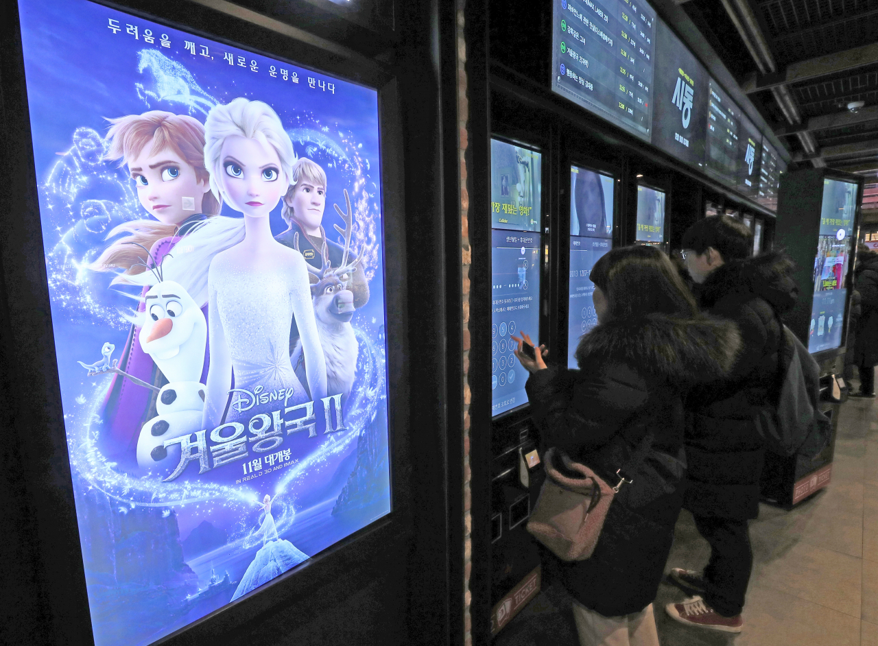 디즈니 애니메이션 '겨울왕국2'가 1000만 관객을 돌파한 7일 서울 시내의 한 영화관에서 시민들이 표를 구매하고 있다. [연합]
