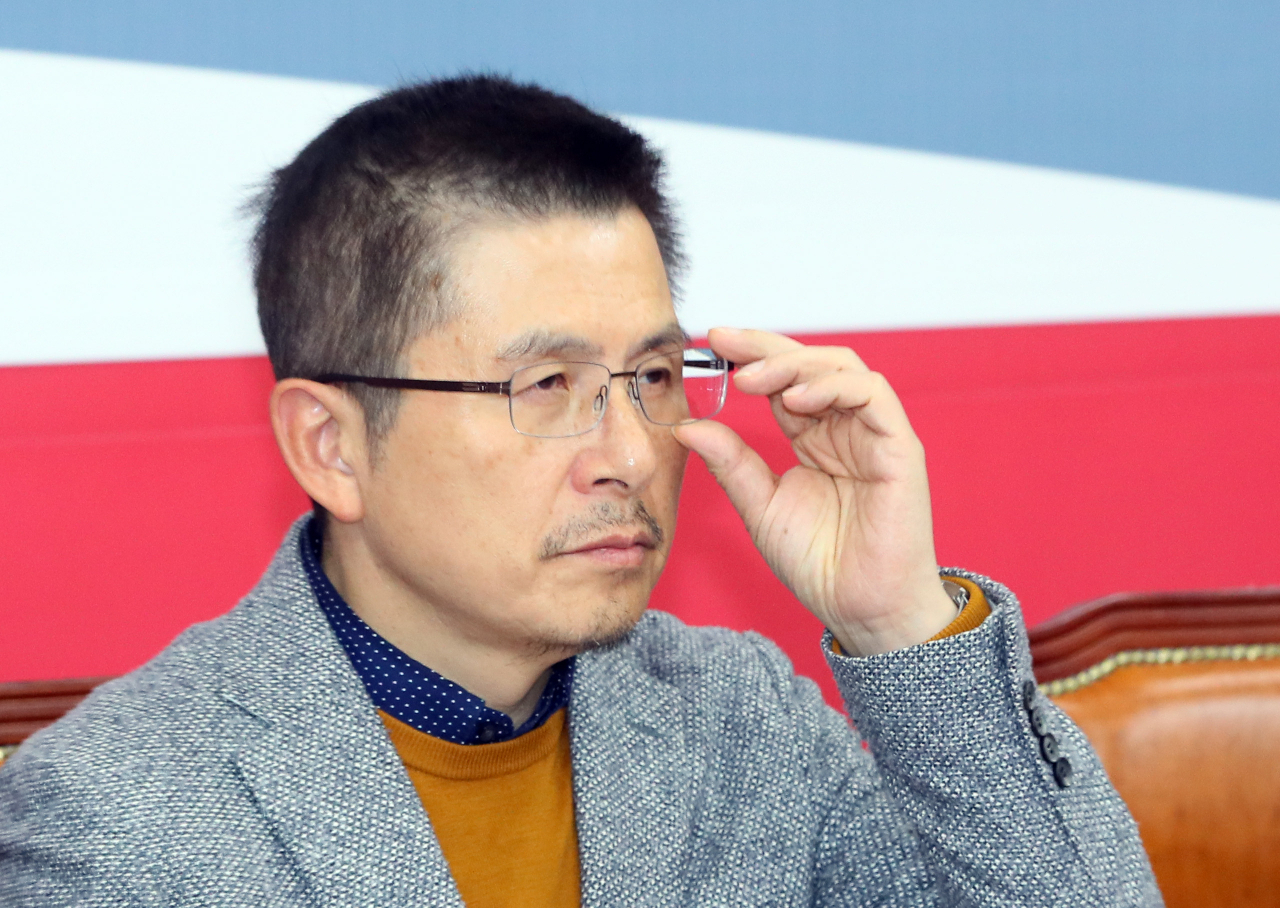 자유한국당 황교안 대표가 6일 국회에서 열린 민부론 후속 4차 입법세미나에서 안경을 매만지고 있는 모습. [연합]