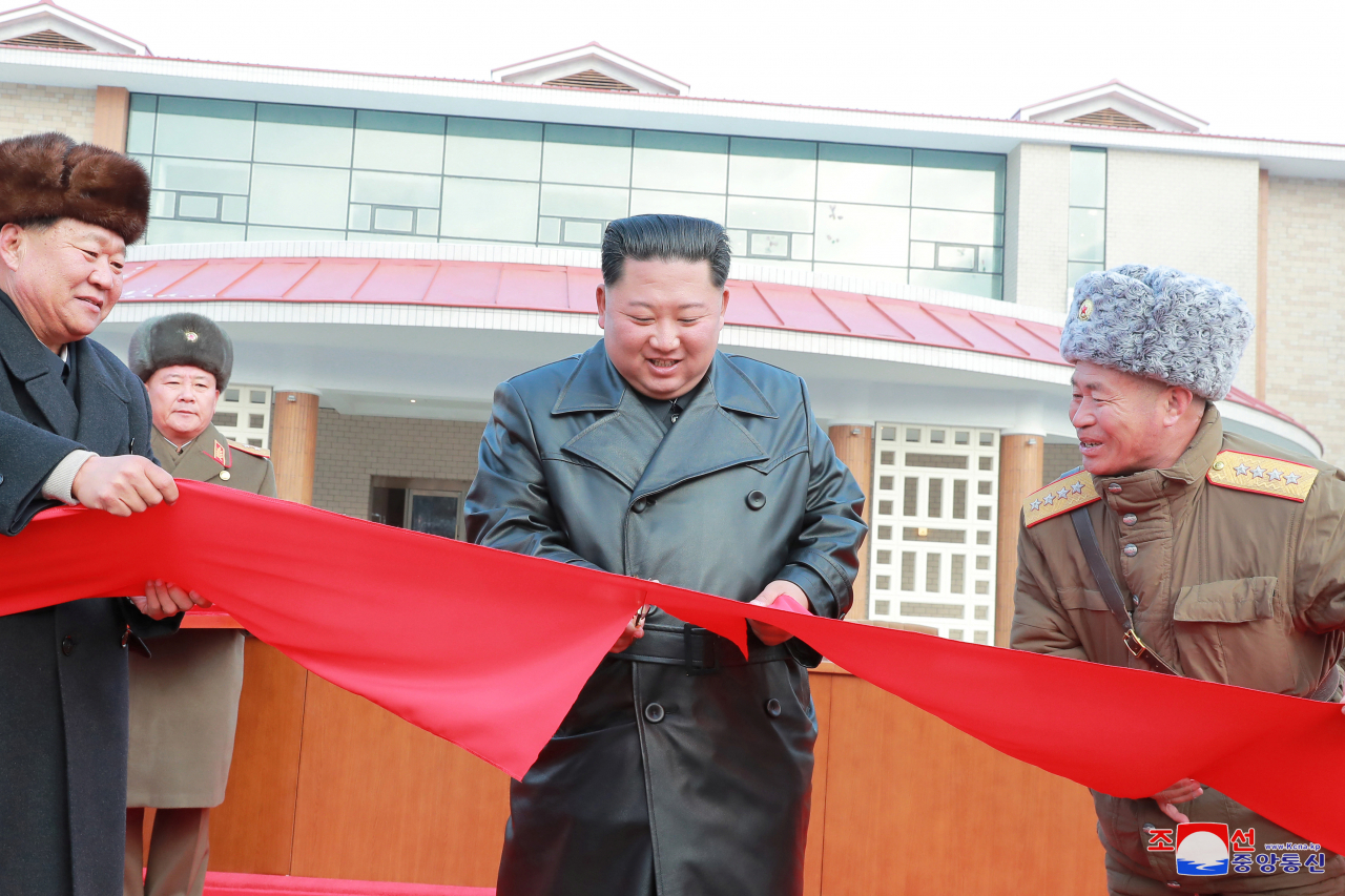 김정은 북한 국무위원장이 7일 평안남도 양덕군의 온천관광지구가 완공 기념식에서 테이프를 끊고 있다. 조선중앙통신보도. [로이터]